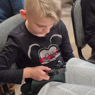 Czytanie tekstu przez lupę