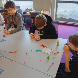 dzieci przygotowują upominki dla dziadków