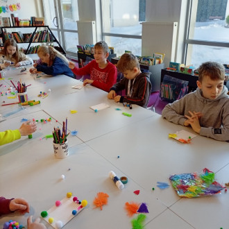 dzieci przygotowują upominki dla dziadków