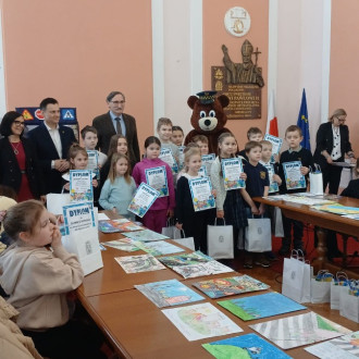 Dzieci pozują do zdjęcia z dyplomami