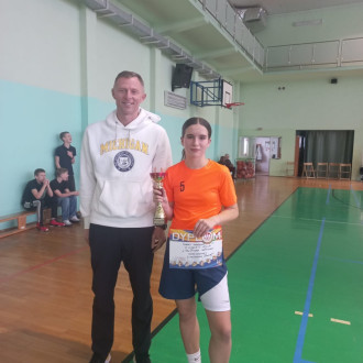 zawodniczka z dyplomem i sędzią