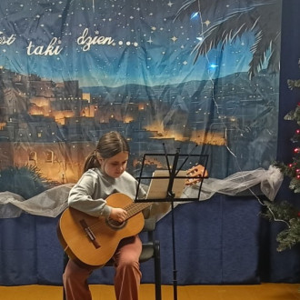 Gabrysia gra na gitarze
