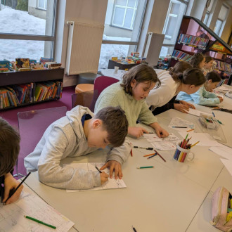 Uczniowie klasy piątej na warsztatach komisowych