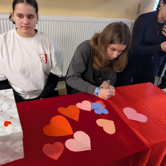 Uczennice podczas pisania życzeń walentynkowych