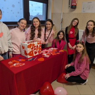 Uczennice przy skrzynce walentynkowej