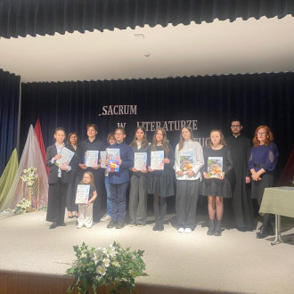 uczniowie pozują do zdjęcia