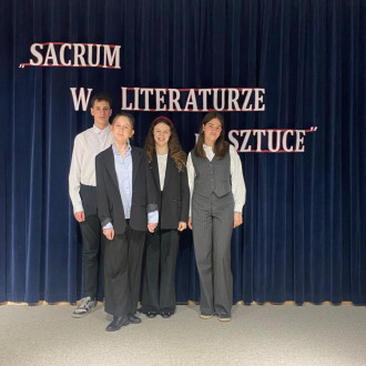 uczniowie pozują do zdjęcia