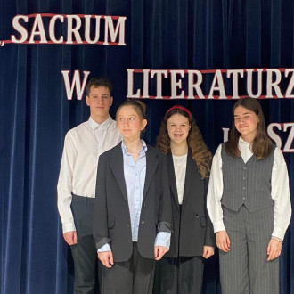 uczniowie pozują do zdjęcia