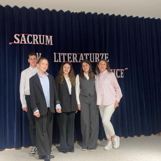 uczniowie pozują do zdjęcia z nauczycielką