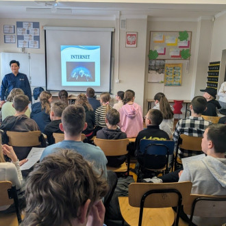 Spotkanie uczniów z przedstawicielami Policji w ramach Dni Bezpiecznego Internetu
