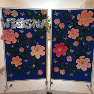 tablica z dekoracją wiosenną