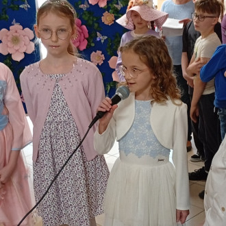 dziewczynka recytuje wiersz