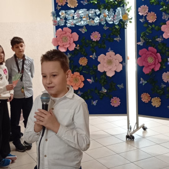 chłopiec recytuje wiersz