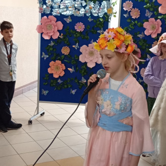 dziewczynka recytuje wiersz