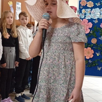 dziewczynka recytuje wiersz