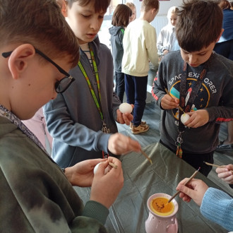 dzieci ozdabiają pisanki