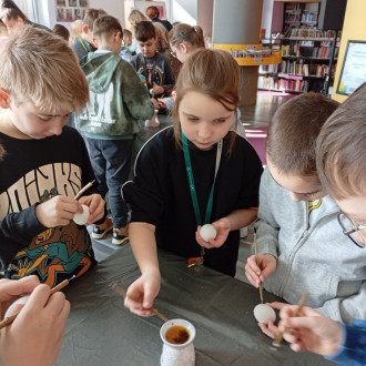 dzieci ozdabiają pisanki