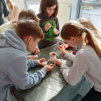 dzieci ozdabiają pisanki