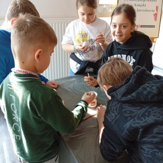 dzieci dekorują pisanki