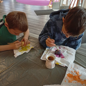 dzieci dekorują pisanki