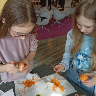 dzieci dekorują pisanki