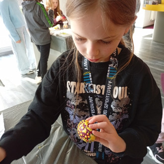 dzieci dekorują pisanki