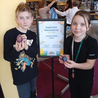 dzieci prezentują swoje dzieła