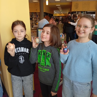 dzieci prezentują swoje dzieła