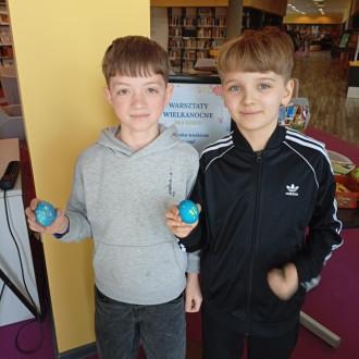 dzieci prezentują swoje dzieła