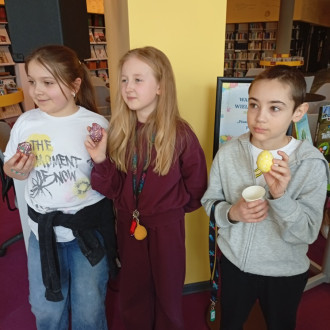 dzieci prezentują swoje dzieła