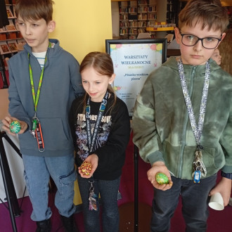 dzieci prezentują swoje dzieła