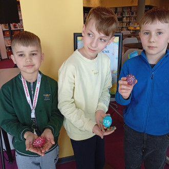 dzieci prezentują swoje dzieła