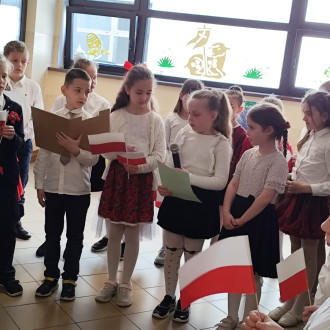 uczniowie z klasy 2b i 2 c przedstawiają recytują i przedstawiają informacje