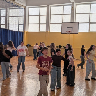 Uśmiechnięci uczniowie podczas dyskoteki szkolnej