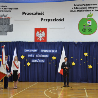 poczet sztandarowy szkoły, przemawia pan Burmistrz Miasta Jarosławia