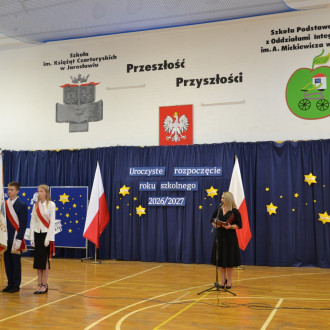 Poczet sztandarowy szkoły, przemawia pani dyrektor