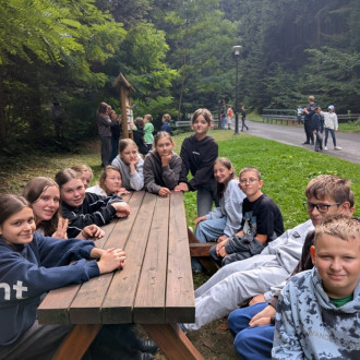 Uczniowie klas IVa i VIb na zielonej szkole w Domu Wczasów Dziecięcych w Rymanowie-Zdroju