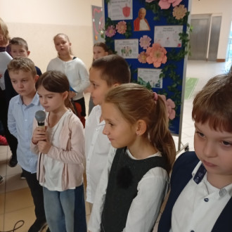 uczniowie podczas wystepu