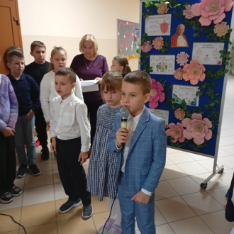 uczniowie podczas wystepu
