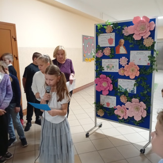 uczniowie podczas wystepu
