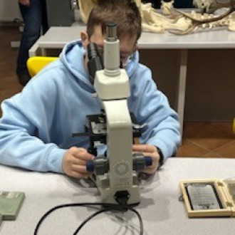 Uczeń klasy 8 przy mikroskopie