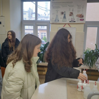 Uczennice klasy 8 samodzielnie wykonują doświadczenia w laboratorium