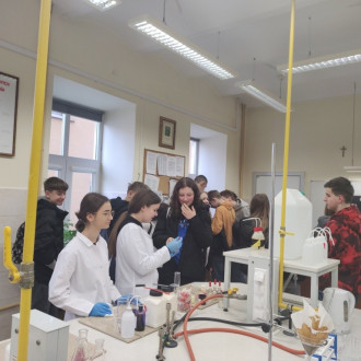 Uczniowie klasy 8 w laboratorium chemicznym, obserwują zachodzące reakcje