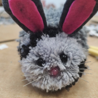 Gotowy króliczek z włóczki w wykonaniu ucznia kl. 8b