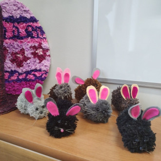 Króliczki z włóczki wykonane przez uczniów klasy 8b