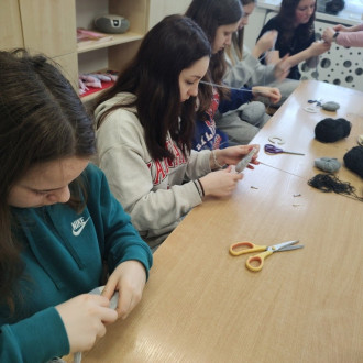 Uczennice podczas pracy  z włóczką, pierwszy etap powstawania króliczków (1)