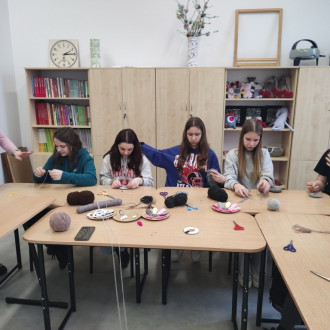 Uczennice podczas warsztatów, obok pani prowadząca zajęcia