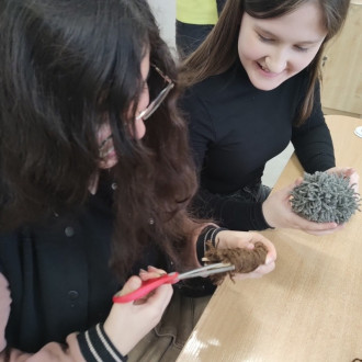 Uśmiechnięte uczennice podczas warsztatów