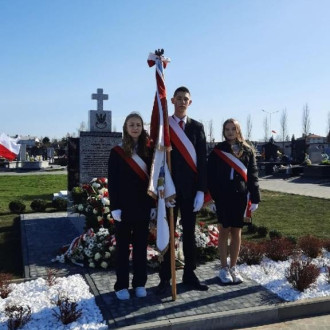 Poczet sztandarowy podczas uroczystości pochówku generała Wieczorkiewicza