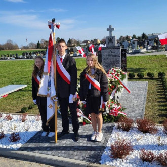 Poczet sztandarowy podczas uroczystości pochówku generała Wieczorkiewicza 